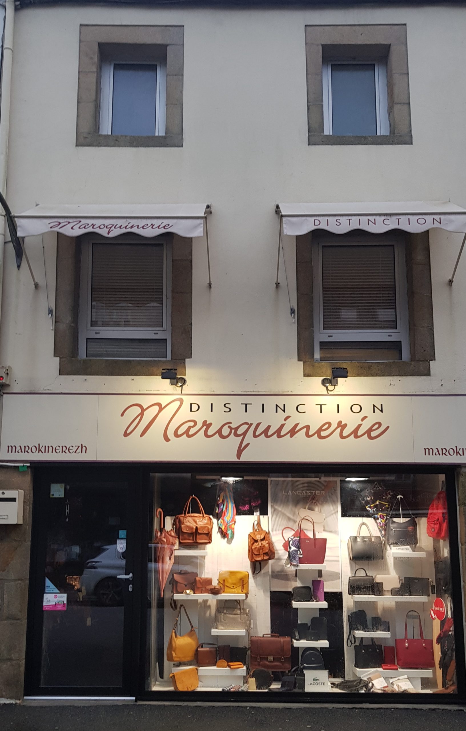Photo de la façade de la boutique Maroquinerie Distinction de Carhaix